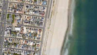 New Jersey man trying to warn beachgoers about storm is killed by lightning strike