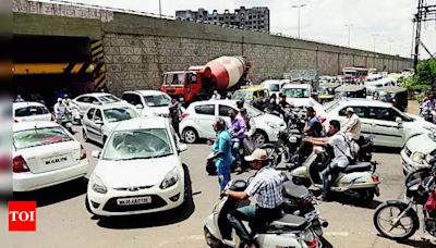 Vehicular chaos continues at Indiranagar underpass | Nashik News - Times of India
