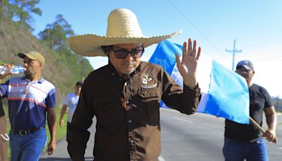 Presidenta de Honduras recibe a sacerdote que peregrinó 240 km por afectados de Eta e Iota