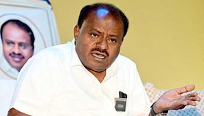 H D Kumaraswamy appears before Lokayukta in de-notification case