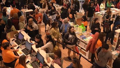 Las ventas de la Feria del Libro: paciencia, estrategias y una caída de hasta el 45%