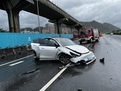 特斯拉國道「水漂效應」自撞翻覆 零件散落輪胎噴飛！駕駛傷勢曝光｜壹蘋新聞網