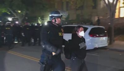 Policía desmantela el campamento propalestina en la UCLA y arresta a manifestantes