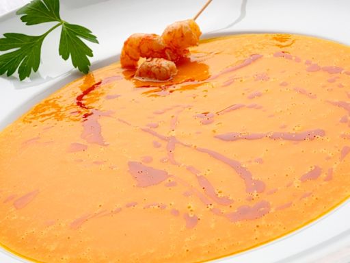 La sopa atemporal de Karlos Arguiñano: de calabaza y naranja con gambas