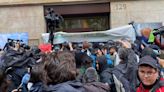 Cargas policiales en una protesta propalestina en Barcelona: manifestantes ocupan una sede de la Generalitat