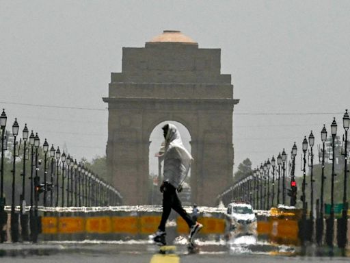 India sees over hundred deaths and 40,000 cases of suspected heatstrokes