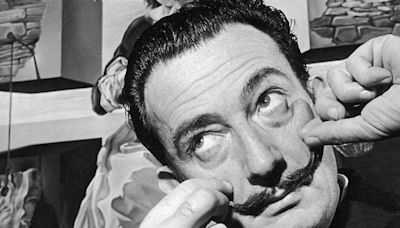 El día que Salvador Dalí le contó a la BBC el secreto de cómo mantenía su bigote | Teletica