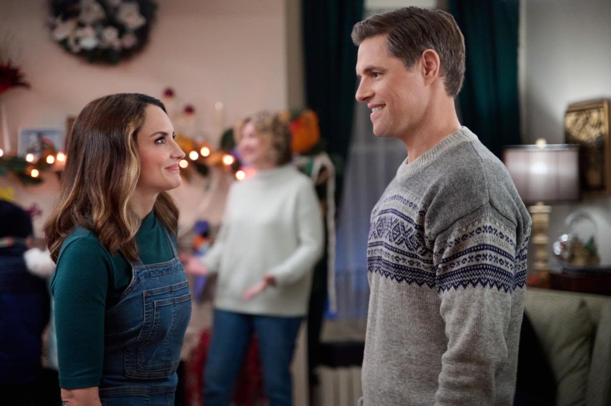 Rachael Leigh Cook Stars as a Woman Who Tries to Fix the Holidays in Hallmark's 'Rescuing Christmas'
