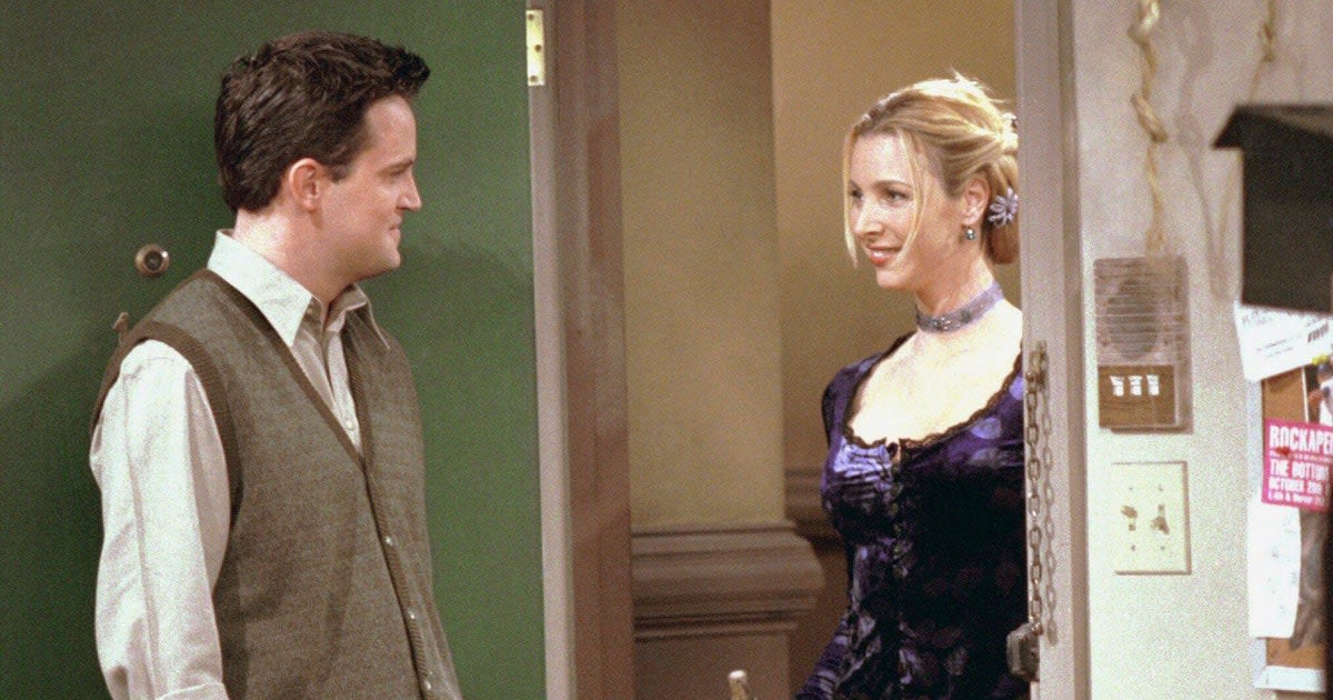 Lisa Kudrow Says This Classic 'Friends' Scene Was Completely Improvised