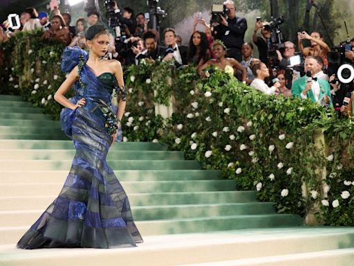 Zendaya, con toques de uva, protagoniza la pasarela de la Met Gala