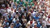 En imágenes: La calle Curia retoma la convivencia en una multitudinaria procesión