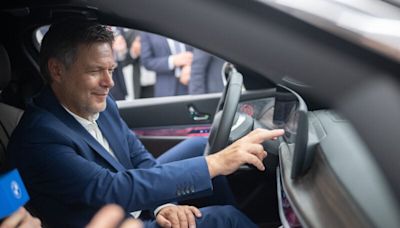 Streit um Strafzölle auf E-Autos: Chinas Handelsminister soll Habeck Deal angeboten haben, von dem deutsche Luxusmarken profitieren