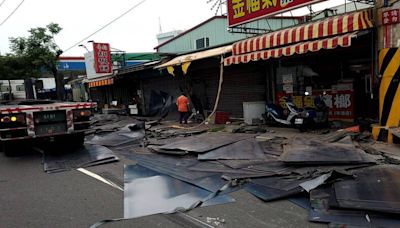 拖板車載物未綁牢……鋼板飛出掉滿地 砸毀機車、店家鐵門