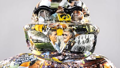 Iowa football, Kirk Ferentz unveil '25 years of Captain Kirk' statue for Herky on Parade
