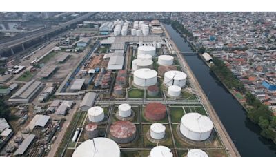Oil Set to Eke Out Weekly Gain as Supply and Inflation Set Tone
