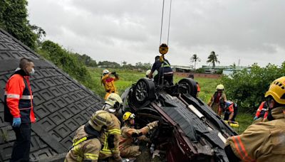 颱風天國道休旅車翻落邊坡四輪朝天 2人受困！女童嚇傻、駕駛父忍痛安撫｜壹蘋新聞網