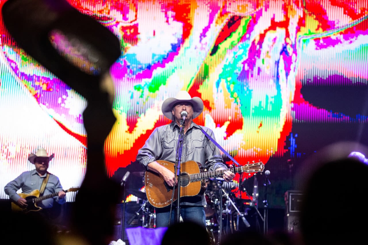Legendary country music singer begins 10-show retirement tour