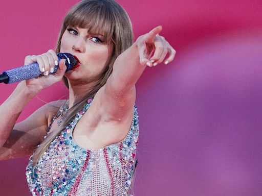 ‘Ayuda por favor’: Taylor Swift tells workers multiple times to get water to fans in Spain