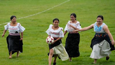 El fútbol con anaco-falda une a las mujeres de una comunidad indígena del norte de Ecuador