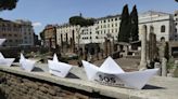 Roma se llena de barcos de papel para poner la migración en el foco de elecciones europeas