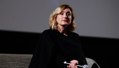 "Je prends cher avec la ménopause" : Julie Gayet ne cache rien des désagréments liés à son âge