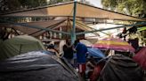 Ciudad de México desaloja el campamento migrante de la plaza Giordano Bruno ante las presiones vecinales