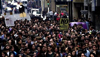 Marchas, cortes y tomas de facultades: la fuerte resistencia universitaria a los recortes de la fugaz gestión de López Murphy en 2001