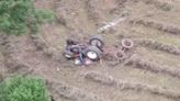 Evacúan herido al HUCA a un agricultor de Grado tras volcar con su tractor