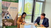 IFAPA y Proinsener se unen para el desarrollo del cultivo vertical de fresas