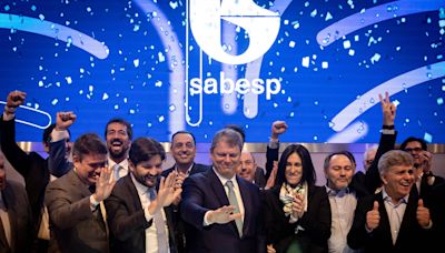 Tradicional martelo de Tarcísio fica de fora da privatização da Sabesp; entenda por quê