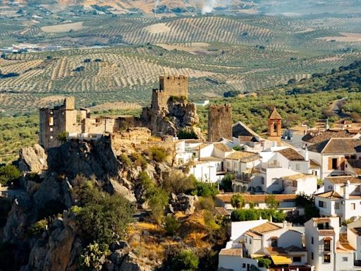 El pueblo de Córdoba situado en un parque natural que es de los más bonitos de España: un castillo y una impresionante cueva