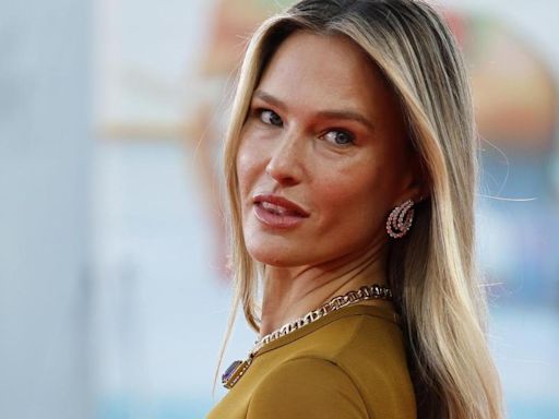 Bar Refaeli impone en Venecia con su vestido transparente que hace volar la imaginación