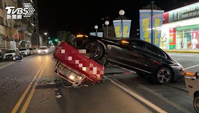 有片／怎麼停的？宜蘭賓士停車爆衝 鏟翻古董皮卡畫面曝