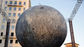 El artista Luke Jerram hace brillar la luna sobre la ciudad de Miami