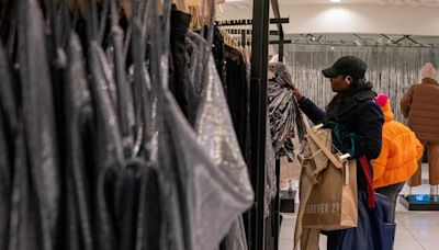 Empresa que se declaró en quiebra en Estados Unidos está “feriando” su inventario en Colombia: vende chaquetas por $60.000