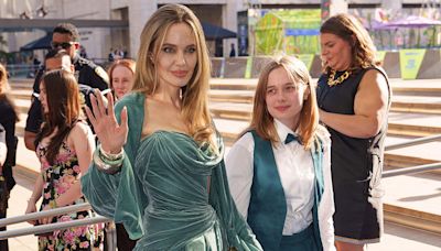 Au bras de sa fille Vivienne, Angelina Jolie somptueuse en Atelier Versace