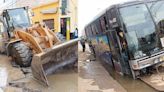 Bus y cargador frontal se hunden en la calle Lima en la provincia de Ica