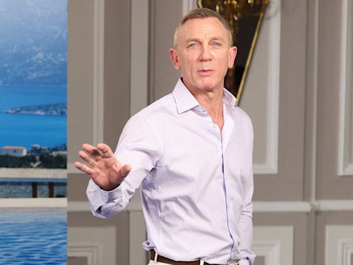Adieu le sexy James Bond, Daniel Craig est méconnaissable dans son look de papy, "on dirait Michel Houellebecq"