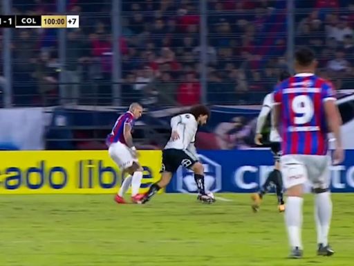 El duro planchazo de Alan Benítez a Maximiliano Falcón en Cerro Porteño-Colo Colo, por la Copa Libertadores