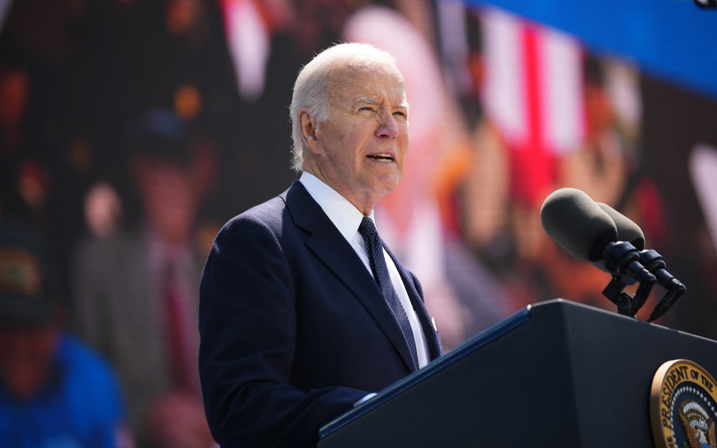 Biden apologises to Zelensky for delay to vital military aid