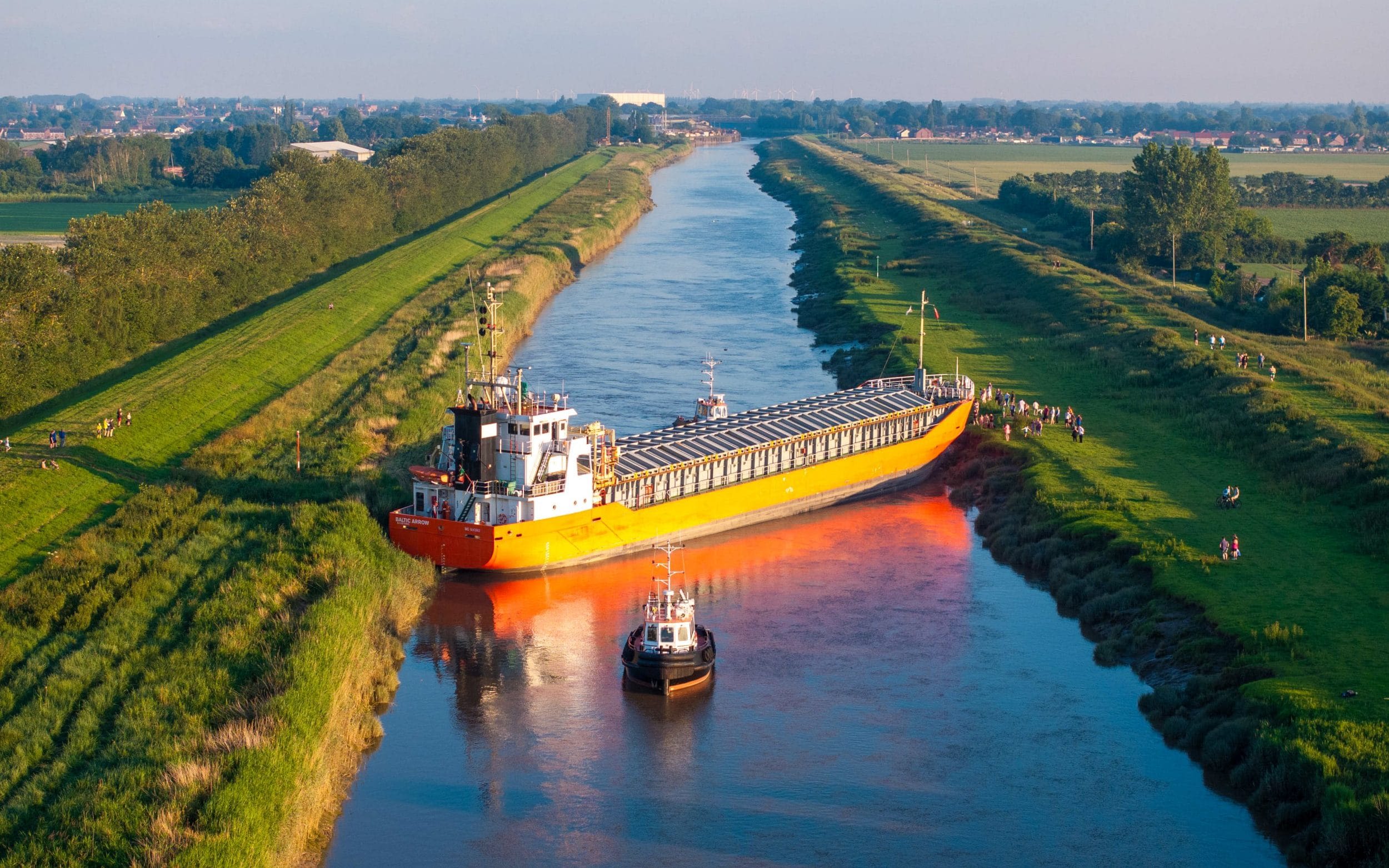 Cargo ship becomes wedged across Cambridgeshire river