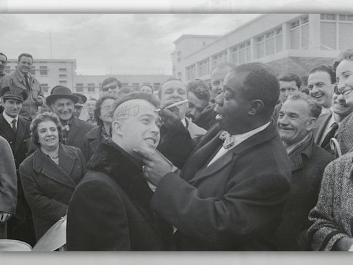 Fact Check: Yes, Photos Do Show Louis Armstrong Drawing on a Fan's Head in France