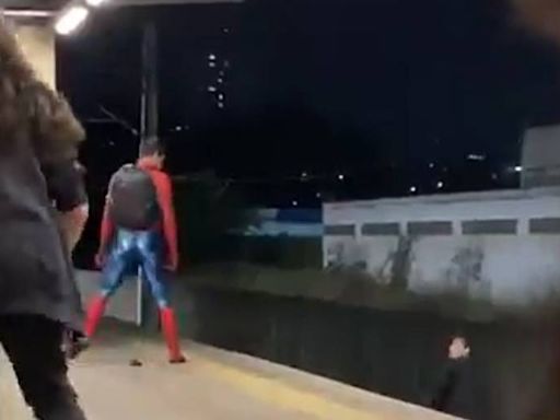 Metrô de BH tem briga entre Homem-Aranha e Batman