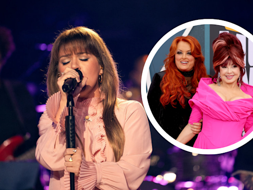 Watch Kelly Clarkson Pay Tribute To Legendary Mother-Daughter Duo The Judds With Rendition Of 80s Anthem | iHeartCountry Radio