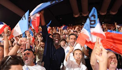 Paris 2024, jour 7 : Omar Sy survolté, Patrick Bruel, Artus… Défilé de stars en tribunes