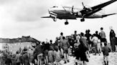 El heroico puente aéreo sobre Berlín que hizo frente al bloqueo y las ambiciones de Stalin: vuelos rasantes y caramelos