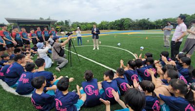 基隆首座人工草皮球場暖中啟用 學生：耐摔、不怕下雨