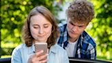 Cibercelos, un problema social en el noviazgo adolescente que afecta la salud y el bienestar