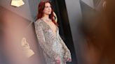 FOTOS | Los vestidos y looks más llamativos de la alfombra roja de los premios Grammy 2024