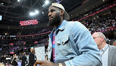 NBA》LeBron到騎士主場觀戰 全場球迷起立歡呼